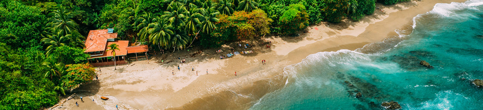 Destino turístico tropical com praia de areia e mar azul-turquesa.